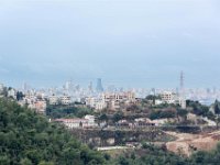 Aus den Bergen zurück geht es mit dem ledierten Auto wieder an die Küste. Um die 20km in der Ferne, die Silhouette von Beirut. Es hat aufgehört zu regnen, zwischendurch zeigt sich sogar die Sonne.